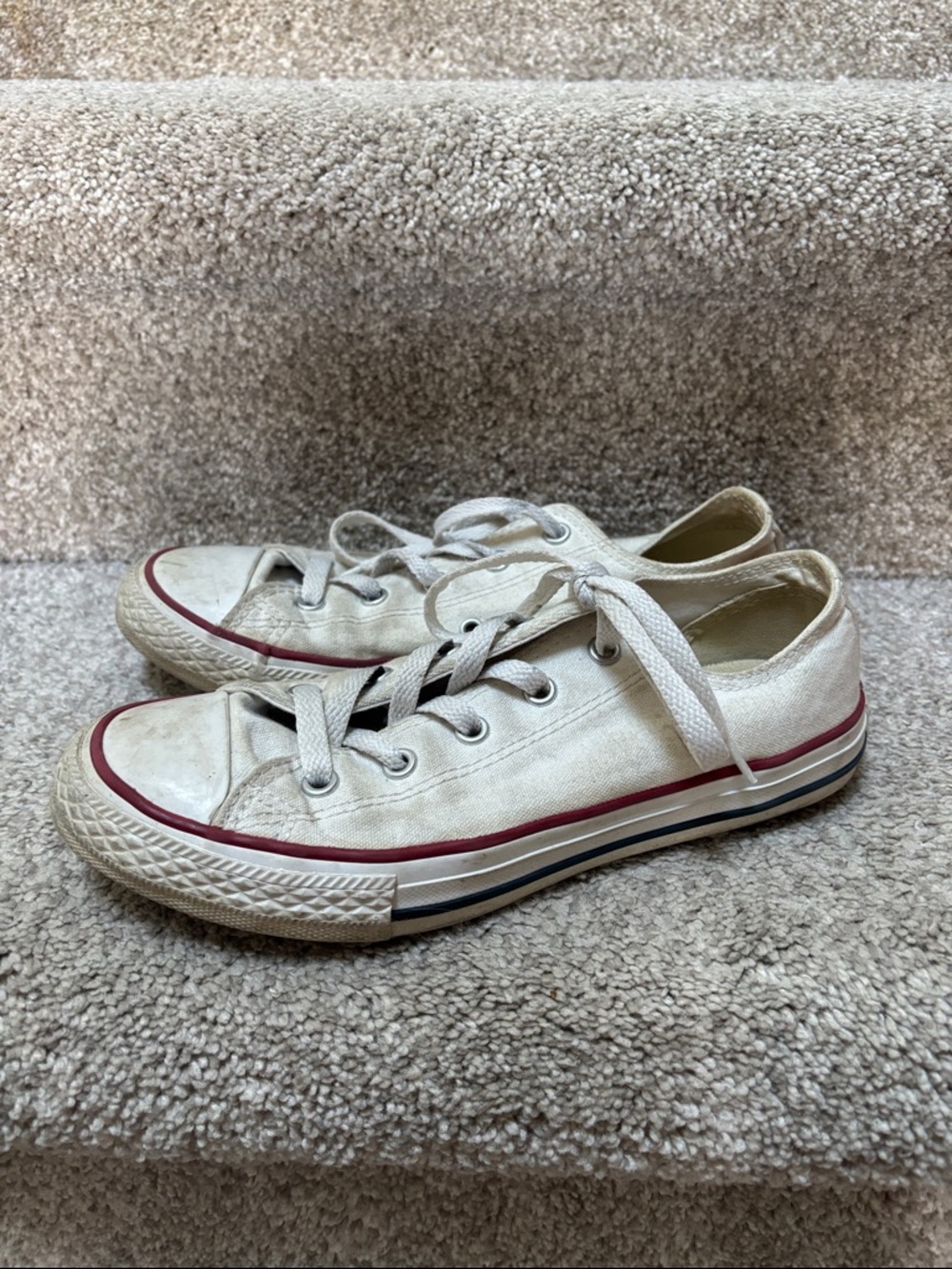 Low-Top Kids Converse canvas Sneakers in Off-White with Red Trim size 3 bigkids